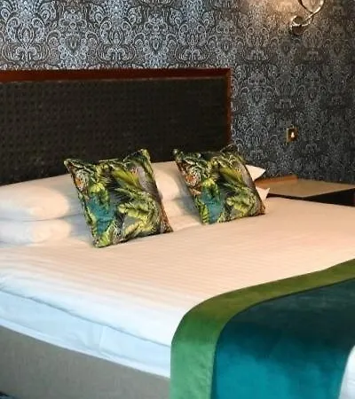Ashdown Park 4*