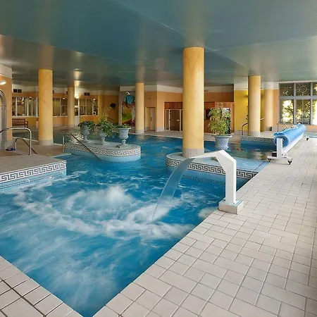 Ashdown Park Hotel 4*